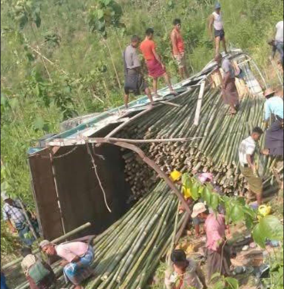 နေပြည်တော်တွင် ဝါးတင်ယာဉ် ချောက်ထဲကျ၍ ၁၆ ဦးခန့် လူသေဆုံးမှုဖြစ်ပွါးခဲ့